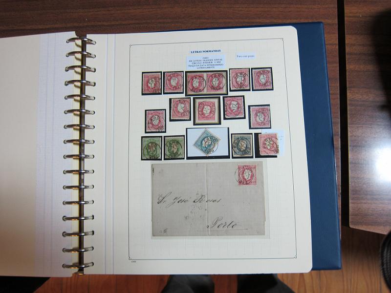 0019 (105).JPG -     Lote:    19      Marcofilia      Lotes Especiais       Descrição:         Portugal. Colecção especializada de carimbos de duplo círculo, tipo 1852, montada em 4 álbuns Lindner, com selos de diversas emissões e cartas, com estudo minucioso de cada marca. Lote a ver.         Lote       Valor Base:     &euro; 2.500,00     Valor Venda:     Retirado     